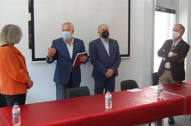 O presidente do Parlamento entrega ao alcalde de Lobeira un exemplar dun libro homenaxe a Xaquín Lorenzo, Xocas